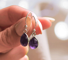 Naložite sliko v pregledovalnik galerije, srebrni ženski viseči uhani 925 ametist zenski nakit nakit viseci uhani srebro 925 uhani iz kristalov ametist uhani podragi kamni modni nakit kristali kristalni uhani ametist uhancki talisman za zaščito