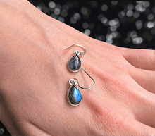 Naložite sliko v pregledovalnik galerije, srebrni ženski viseči uhani 925 labradorit zenski nakit nakit viseci uhani srebro 925 uhani iz kristalov labradorit uhani podragi kamni modni nakit kristali kristalni uhani labradorit uhancki