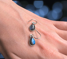 Naložite sliko v pregledovalnik galerije, srebrni ženski viseči uhani 925 labradorit zenski nakit nakit viseci uhani srebro 925 uhani iz kristalov labradorit uhani podragi kamni modni nakit kristali kristalni uhani labradorit uhancki