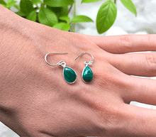 Naložite sliko v pregledovalnik galerije, srebrni ženski viseči uhani 925 iz kristalov malahit zenski nakit nakit viseci uhani srebro 925 uhani iz kristalov malahit uhani poldragi kamni modni nakit kristali kristalni uhani malahit uhancki talisman za zaščito srebro