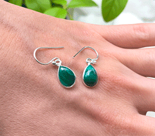 Naložite sliko v pregledovalnik galerije, srebrni ženski viseči uhani 925 iz kristalov malahit zenski nakit nakit viseci uhani srebro 925 uhani iz kristalov malahit uhani poldragi kamni modni nakit kristali kristalni uhani malahit uhancki talisman za zaščito srebro