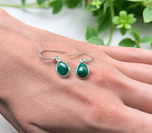 Naložite sliko v pregledovalnik galerije, srebrni ženski viseči uhani 925 iz kristalov malahit zenski nakit nakit viseci uhani srebro 925 uhani iz kristalov malahit uhani poldragi kamni modni nakit kristali kristalni uhani malahit uhancki talisman za zaščito srebro