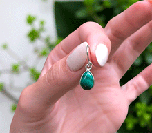 Naložite sliko v pregledovalnik galerije, srebrni ženski viseči uhani 925 iz kristalov malahit zenski nakit nakit viseci uhani srebro 925 uhani iz kristalov malahit uhani poldragi kamni modni nakit kristali kristalni uhani malahit uhancki talisman za zaščito srebro