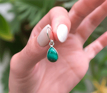 Naložite sliko v pregledovalnik galerije, srebrni ženski viseči uhani 925 iz kristalov malahit zenski nakit nakit viseci uhani srebro 925 uhani iz kristalov malahit uhani poldragi kamni modni nakit kristali kristalni uhani malahit uhancki talisman za zaščito srebro