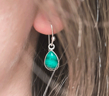 Naložite sliko v pregledovalnik galerije, srebrni ženski viseči uhani 925 iz kristalov malahit zenski nakit nakit viseci uhani srebro 925 uhani iz kristalov malahit uhani poldragi kamni modni nakit kristali kristalni uhani malahit uhancki talisman za zaščito srebro