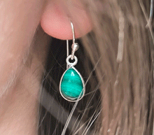 Naložite sliko v pregledovalnik galerije, srebrni ženski viseči uhani 925 iz kristalov malahit zenski nakit nakit viseci uhani srebro 925 uhani iz kristalov malahit uhani poldragi kamni modni nakit kristali kristalni uhani malahit uhancki talisman za zaščito srebro