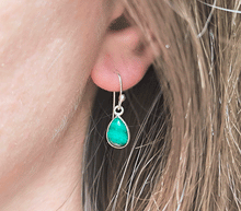 Naložite sliko v pregledovalnik galerije, srebrni ženski viseči uhani 925 iz kristalov malahit zenski nakit nakit viseci uhani srebro 925 uhani iz kristalov malahit uhani poldragi kamni modni nakit kristali kristalni uhani malahit uhancki talisman za zaščito srebro