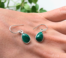 Naložite sliko v pregledovalnik galerije, srebrni ženski viseči uhani 925 iz kristalov malahit zenski nakit nakit viseci uhani srebro 925 uhani iz kristalov malahit uhani poldragi kamni modni nakit kristali kristalni uhani malahit uhancki talisman za zaščito srebro