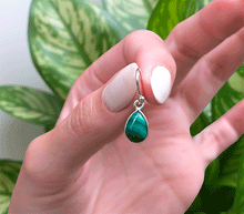 Naložite sliko v pregledovalnik galerije, srebrni ženski viseči uhani 925 iz kristalov malahit zenski nakit nakit viseci uhani srebro 925 uhani iz kristalov malahit uhani poldragi kamni modni nakit kristali kristalni uhani malahit uhancki talisman za zaščito srebro