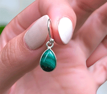 Naložite sliko v pregledovalnik galerije, srebrni ženski viseči uhani 925 iz kristalov malahit zenski nakit nakit viseci uhani srebro 925 uhani iz kristalov malahit uhani poldragi kamni modni nakit kristali kristalni uhani malahit uhancki talisman za zaščito srebro