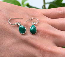 Naložite sliko v pregledovalnik galerije, srebrni ženski viseči uhani 925 iz kristalov malahit zenski nakit nakit viseci uhani srebro 925 uhani iz kristalov malahit uhani poldragi kamni modni nakit kristali kristalni uhani malahit uhancki talisman za zaščito srebro