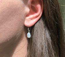 Naložite sliko v pregledovalnik galerije, srebrni ženski viseči uhani 925 mavrični mesečev kamen zenski nakit nakit viseci uhani srebro 925 uhani iz kristalov mavrični lunin kamen uhani podragi kamni modni nakit kristali kristalni uhani mavricni lunin kamen uhancki talisman za intuicijo