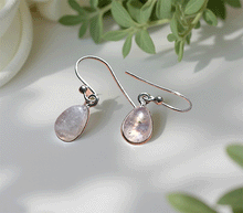 Naložite sliko v pregledovalnik galerije, srebrni ženski viseči uhani 925 mavrični mesečev kamen zenski nakit nakit viseci uhani srebro 925 uhani iz kristalov mavrični lunin kamen uhani podragi kamni modni nakit kristali kristalni uhani mavricni lunin kamen uhancki talisman za intuicijo