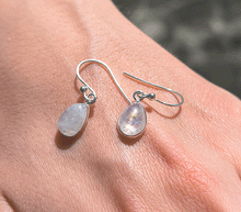 Naložite sliko v pregledovalnik galerije, srebrni ženski viseči uhani 925 mavrični mesečev kamen zenski nakit nakit viseci uhani srebro 925 uhani iz kristalov mavrični lunin kamen uhani podragi kamni modni nakit kristali kristalni uhani mavricni lunin kamen uhancki talisman za intuicijo