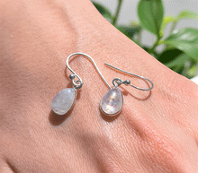 Naložite sliko v pregledovalnik galerije, srebrni ženski viseči uhani 925 mavrični mesečev kamen zenski nakit nakit viseci uhani srebro 925 uhani iz kristalov mavrični lunin kamen uhani podragi kamni modni nakit kristali kristalni uhani mavricni lunin kamen uhancki talisman za intuicijo