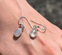 Naložite sliko v pregledovalnik galerije, srebrni ženski viseči uhani 925 mavrični mesečev kamen zenski nakit nakit viseci uhani srebro 925 uhani iz kristalov mavrični lunin kamen uhani podragi kamni modni nakit kristali kristalni uhani mavricni lunin kamen uhancki talisman za intuicijo