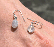 Naložite sliko v pregledovalnik galerije, srebrni ženski viseči uhani 925 mavrični mesečev kamen zenski nakit nakit viseci uhani srebro 925 uhani iz kristalov mavrični lunin kamen uhani podragi kamni modni nakit kristali kristalni uhani mavricni lunin kamen uhancki talisman za intuicijo