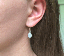 Naložite sliko v pregledovalnik galerije, srebrni ženski viseči uhani 925 mavrični mesečev kamen zenski nakit nakit viseci uhani srebro 925 uhani iz kristalov mavrični lunin kamen uhani podragi kamni modni nakit kristali kristalni uhani mavricni lunin kamen uhancki talisman za intuicijo