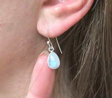 Naložite sliko v pregledovalnik galerije, srebrni ženski viseči uhani 925 mavrični mesečev kamen zenski nakit nakit viseci uhani srebro 925 uhani iz kristalov mavrični lunin kamen uhani podragi kamni modni nakit kristali kristalni uhani mavricni lunin kamen uhancki talisman za intuicijo