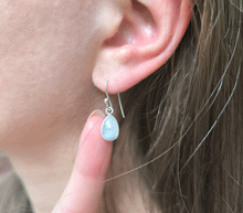 Naložite sliko v pregledovalnik galerije, srebrni ženski viseči uhani 925 mavrični mesečev kamen zenski nakit nakit viseci uhani srebro 925 uhani iz kristalov mavrični lunin kamen uhani podragi kamni modni nakit kristali kristalni uhani mavricni lunin kamen uhancki talisman za intuicijo