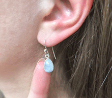 Naložite sliko v pregledovalnik galerije, srebrni ženski viseči uhani 925 mavrični mesečev kamen zenski nakit nakit viseci uhani srebro 925 uhani iz kristalov mavrični lunin kamen uhani podragi kamni modni nakit kristali kristalni uhani mavricni lunin kamen uhancki talisman za intuicijo