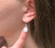 Naložite sliko v pregledovalnik galerije, srebrni ženski viseči uhani 925 mavrični mesečev kamen zenski nakit nakit viseci uhani srebro 925 uhani iz kristalov mavrični lunin kamen uhani podragi kamni modni nakit kristali kristalni uhani mavricni lunin kamen uhancki talisman za intuicijo