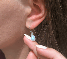 Naložite sliko v pregledovalnik galerije, srebrni ženski viseči uhani 925 mavrični mesečev kamen zenski nakit nakit viseci uhani srebro 925 uhani iz kristalov mavrični lunin kamen uhani podragi kamni modni nakit kristali kristalni uhani mavricni lunin kamen uhancki talisman za intuicijo