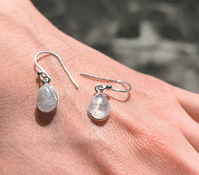 Naložite sliko v pregledovalnik galerije, srebrni ženski viseči uhani 925 mavrični mesečev kamen zenski nakit nakit viseci uhani srebro 925 uhani iz kristalov mavrični lunin kamen uhani podragi kamni modni nakit kristali kristalni uhani mavricni lunin kamen uhancki talisman za intuicijo