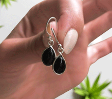 Naložite sliko v pregledovalnik galerije, srebrni ženski viseči uhani 925 črni turmalin zenski nakit nakit viseci uhani srebro 925 uhani iz kristalov crni turmalin srebrni uhani podragi kamni modni nakit kristali srebrni kristalni uhani črni turmalin uhancki talisman za zaščito