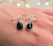 Naložite sliko v pregledovalnik galerije, srebrni ženski viseči uhani 925 črni turmalin zenski nakit nakit viseci uhani srebro 925 uhani iz kristalov crni turmalin srebrni uhani podragi kamni modni nakit kristali srebrni kristalni uhani črni turmalin uhancki talisman za zaščito