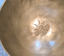 Naložite sliko v pregledovalnik galerije, tibetanska pojoča posoda pojoča skleda tibetanska pojoca posoda glasbila instrumenti zvocna kopel himalajska pojoca skleda ročno izdelana meditacija sprostitev zvočna kopel pojoče skelde ton G meditacija