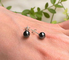 Naložite sliko v pregledovalnik galerije, srebrni ženski uhani 925 iz hematita zenski nakit nakit uhani hematit srebro 925 uhani iz kristalov hematit uhani poldragi kamni modni nakit kristali kristalni uhani hematit uhancki talisman za zaščito