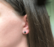 Naložite sliko v pregledovalnik galerije, srebrni ženski uhani 925 iz hematita zenski nakit nakit uhani hematit srebro 925 uhani iz kristalov hematit uhani poldragi kamni modni nakit kristali kristalni uhani hematit uhancki talisman za zaščito