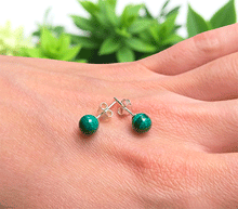 Naložite sliko v pregledovalnik galerije, srebrni ženski uhani 925 iz malahita zenski nakit nakit uhani malahit srebro 925 uhani iz kristalov malahit uhani poldragi kamni modni nakit kristali kristalni uhani malahit uhancki talisman za zaščito