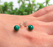 Naložite sliko v pregledovalnik galerije, srebrni ženski uhani 925 iz malahita zenski nakit nakit uhani malahit srebro 925 uhani iz kristalov malahit uhani poldragi kamni modni nakit kristali kristalni uhani malahit uhancki talisman za zaščito