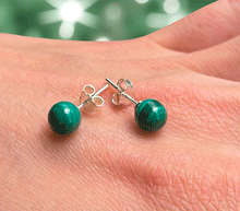 Naložite sliko v pregledovalnik galerije, srebrni ženski uhani 925 iz malahita zenski nakit nakit uhani malahit srebro 925 uhani iz kristalov malahit uhani poldragi kamni modni nakit kristali kristalni uhani malahit uhancki talisman za zaščito