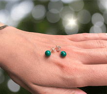 Naložite sliko v pregledovalnik galerije, srebrni ženski uhani 925 iz malahita zenski nakit nakit uhani malahit srebro 925 uhani iz kristalov malahit uhani poldragi kamni modni nakit kristali kristalni uhani malahit uhancki talisman za zaščito