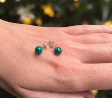 Naložite sliko v pregledovalnik galerije, srebrni ženski uhani 925 iz malahita zenski nakit nakit uhani malahit srebro 925 uhani iz kristalov malahit uhani poldragi kamni modni nakit kristali kristalni uhani malahit uhancki talisman za zaščito