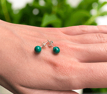 Naložite sliko v pregledovalnik galerije, srebrni ženski uhani 925 iz malahita zenski nakit nakit uhani malahit srebro 925 uhani iz kristalov malahit uhani poldragi kamni modni nakit kristali kristalni uhani malahit uhancki talisman za zaščito