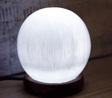 Naložite sliko v pregledovalnik galerije, lučka iz selenita selenitna lučka svetilka iz selenita selenit svetilka lucka selenit selenitna luc sprostitev meditacija ambient svetila luči luci kristali lucka iz kristalov selenit
