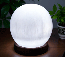 Naložite sliko v pregledovalnik galerije, lučka iz selenita selenitna lučka svetilka iz selenita selenit svetilka lucka selenit selenitna luc sprostitev meditacija ambient svetila luči luci kristali lucka iz kristalov selenit