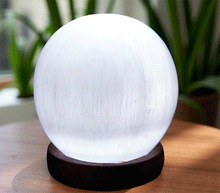 Naložite sliko v pregledovalnik galerije, lučka iz selenita selenitna lučka svetilka iz selenita selenit svetilka lucka selenit selenitna luc sprostitev meditacija ambient svetila luči luci kristali lucka iz kristalov selenit