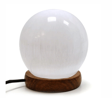 Naložite sliko v pregledovalnik galerije, lučka iz selenita selenitna lučka svetilka iz selenita selenit svetilka lucka selenit selenitna luc sprostitev meditacija ambient svetila luči luci kristali lucka iz kristalov selenit