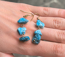 Naložite sliko v pregledovalnik galerije, viseči uhani viseci uhani uhani iz kristalov nakit iz kristalov viseci uhani iz poldragih kamnov apatit