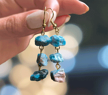 Naložite sliko v pregledovalnik galerije, viseči uhani viseci uhani uhani iz kristalov nakit iz kristalov viseci uhani iz poldragih kamnov apatit