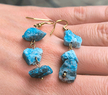 Naložite sliko v pregledovalnik galerije, viseči uhani viseci uhani uhani iz kristalov nakit iz kristalov viseci uhani iz poldragih kamnov apatit