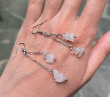 Naložite sliko v pregledovalnik galerije, viseči uhani iz kristaloc roževec viseci uhani rozevec uhani iz kristalov nakit uhani iz kristalov uhani iz poldragih kamnov roževec kristali uhani ženski uhani