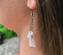 Naložite sliko v pregledovalnik galerije, viseči uhani iz kristaloc roževec viseci uhani rozevec uhani iz kristalov nakit uhani iz kristalov uhani iz poldragih kamnov roževec kristali uhani ženski uhani