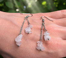 Naložite sliko v pregledovalnik galerije, viseči uhani iz kristaloc roževec viseci uhani rozevec uhani iz kristalov nakit uhani iz kristalov uhani iz poldragih kamnov roževec kristali uhani ženski uhani