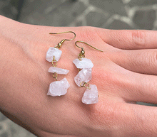 Naložite sliko v pregledovalnik galerije, viseči uhani roževec viseci uhani rozevec uhani iz kristalov nakit iz kristalov uhani roževec uhani iz poldragih kamnov roževec